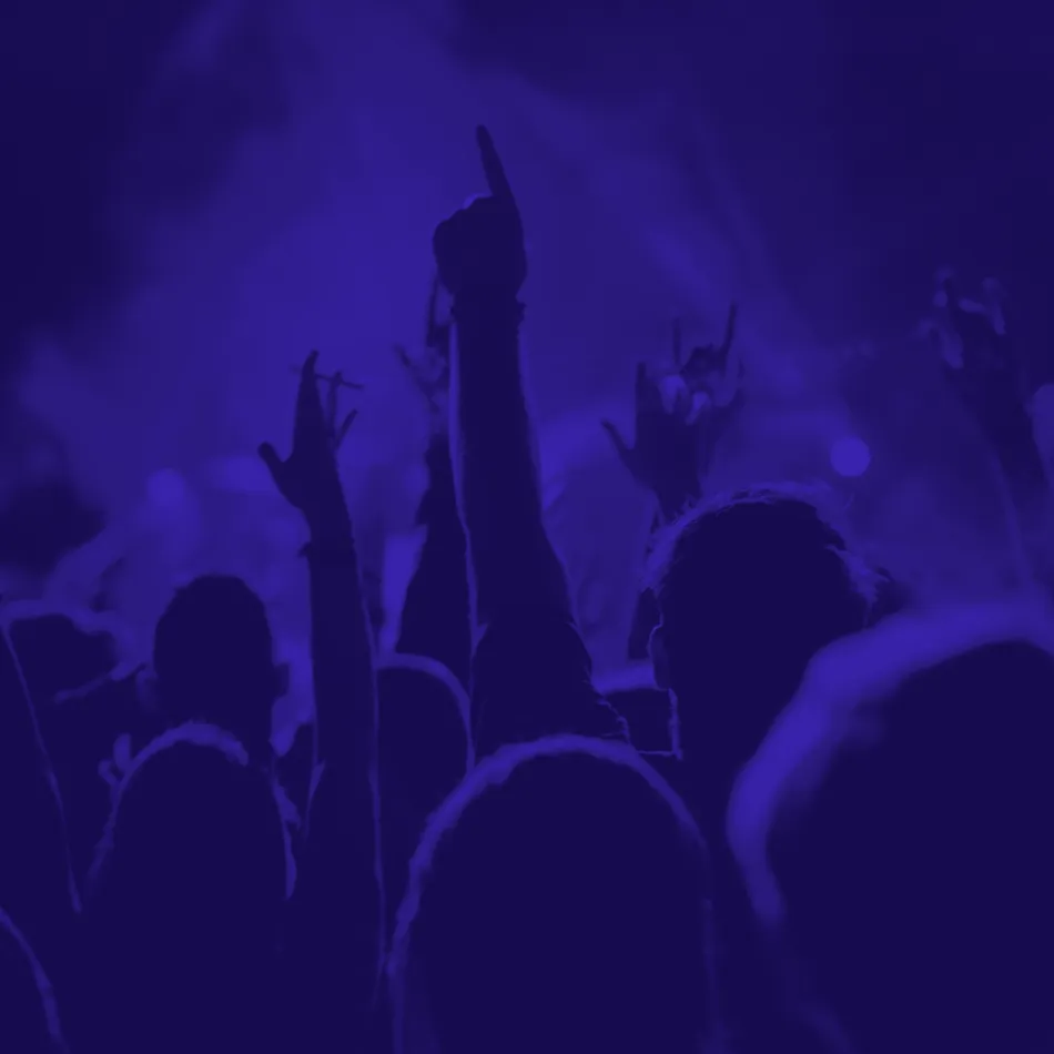 Zdjęcie bawiącego się tłumu ludzi