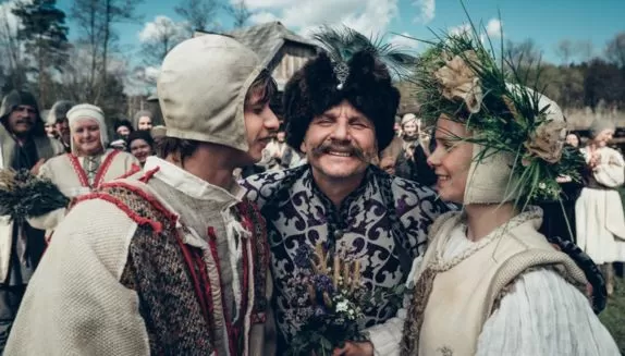 Okładka wpisu Komediowy talent Bartłomieja Topy. Co aktor pokazał w serialu „1670”?