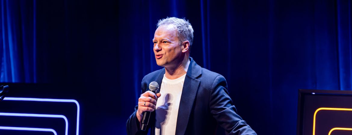 Okładka wpisu Jak Maciej Stuhr został stand-uperem? Droga przez film, teatr, kabaret