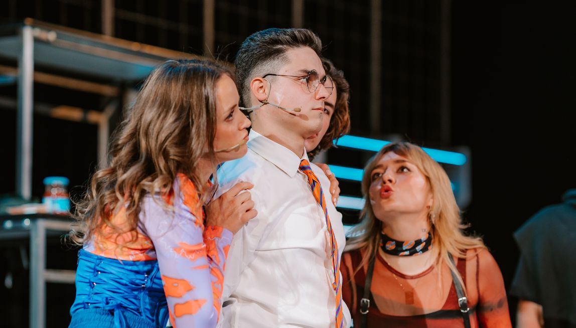 Zdjęcie wpisu Ten spektakl to adaptacja kultowego filmu! Zobacz „Klub Niepokornych”.