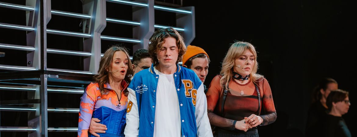 Okładka wpisu Ten spektakl to adaptacja kultowego filmu! Zobacz „Klub Niepokornych”.