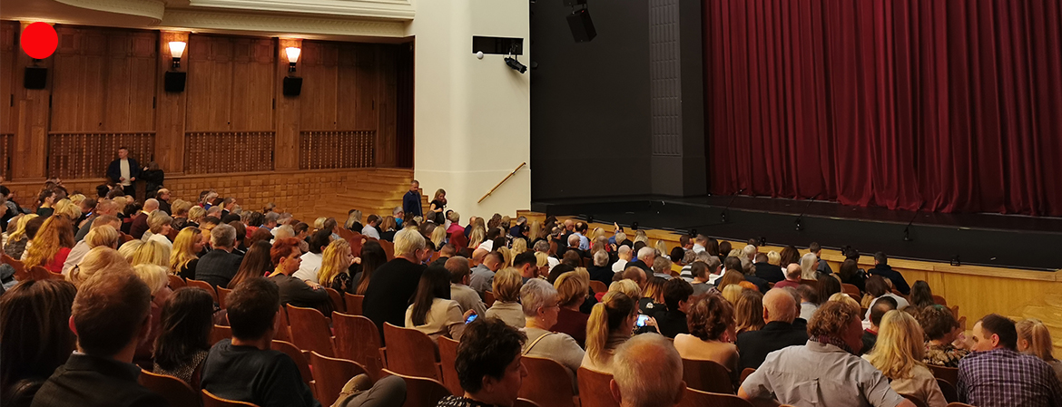 Okładka wpisu Jak się ubrać do teatru? Radzi organizator spektakli w całej Polsce