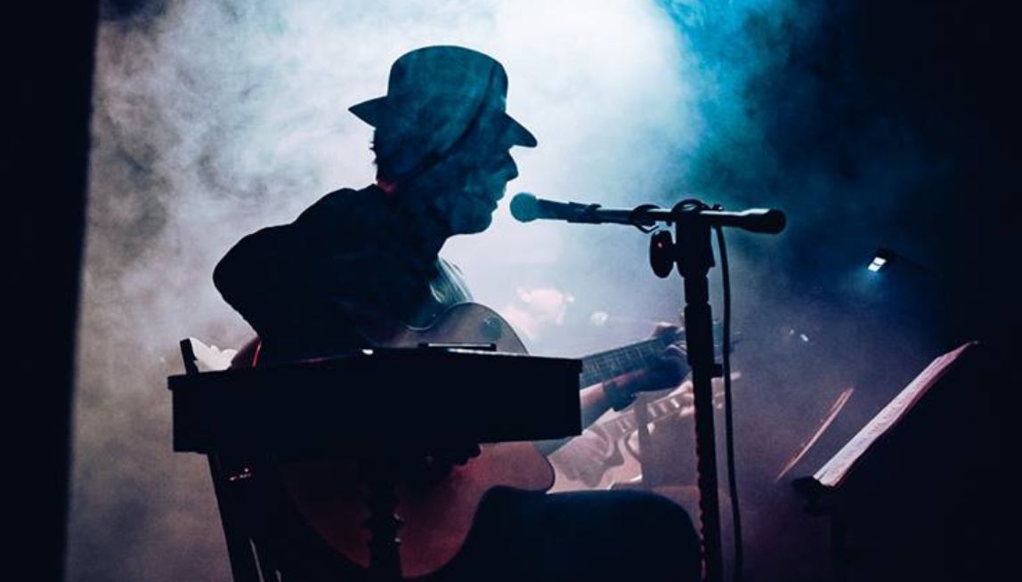 Okładka wpisu Kameralny koncert na żywo z Pawłem Sztompke – zobacz Cohen w teatrze