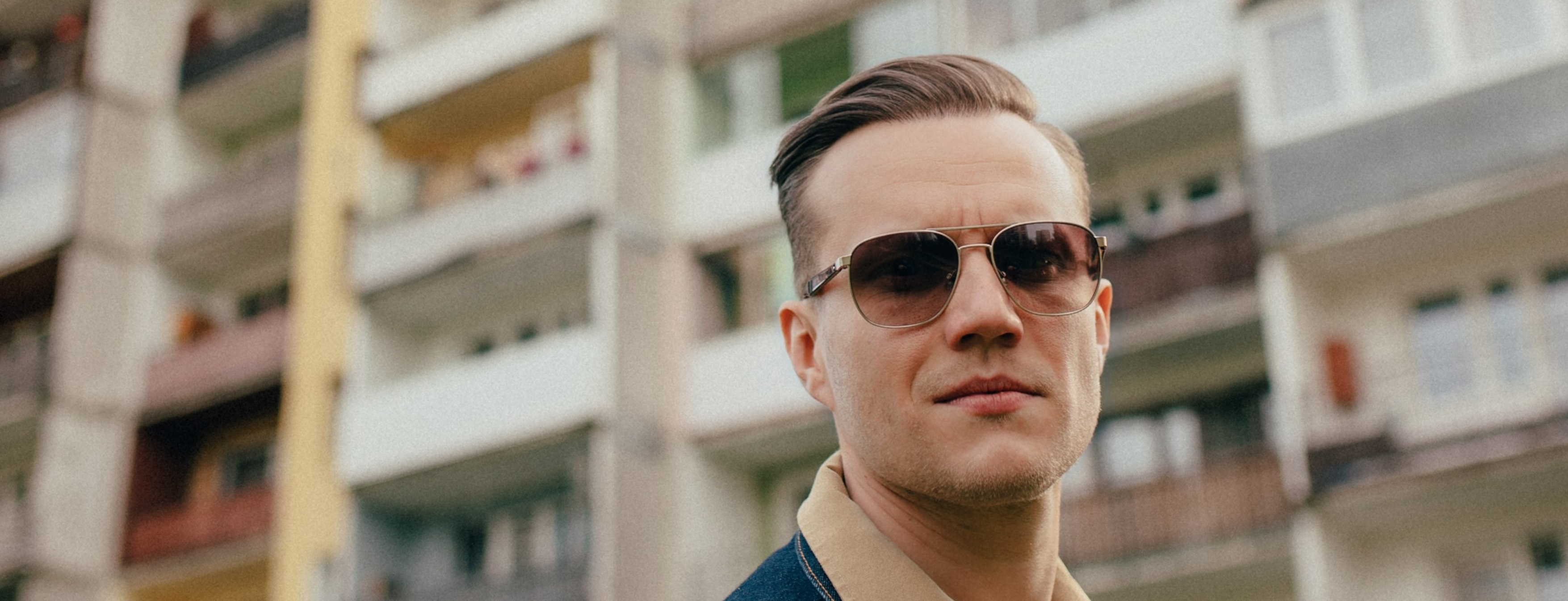 Okładka wpisu Mrozu z nowym albumem „Złote bloki”. Co przygotował w 2022 roku?